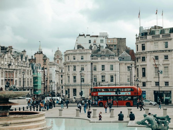Quels hébergements en Suisse offrent des cours de cuisine locale et des excursions en montagne?